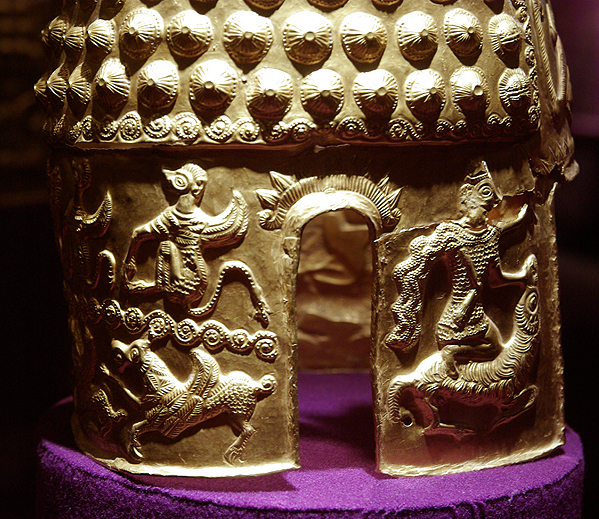 The Golden Helmet of Coţofeneşti. Photo: Radu Oltean / Wikimedia Commons