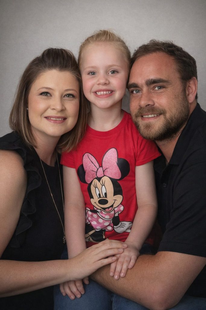 Iminé van der Sandt en haar ouers, Chané en Gaylin van der Sandt, wat haar gehelp het om haar droom om ander te help vlerke te gee.