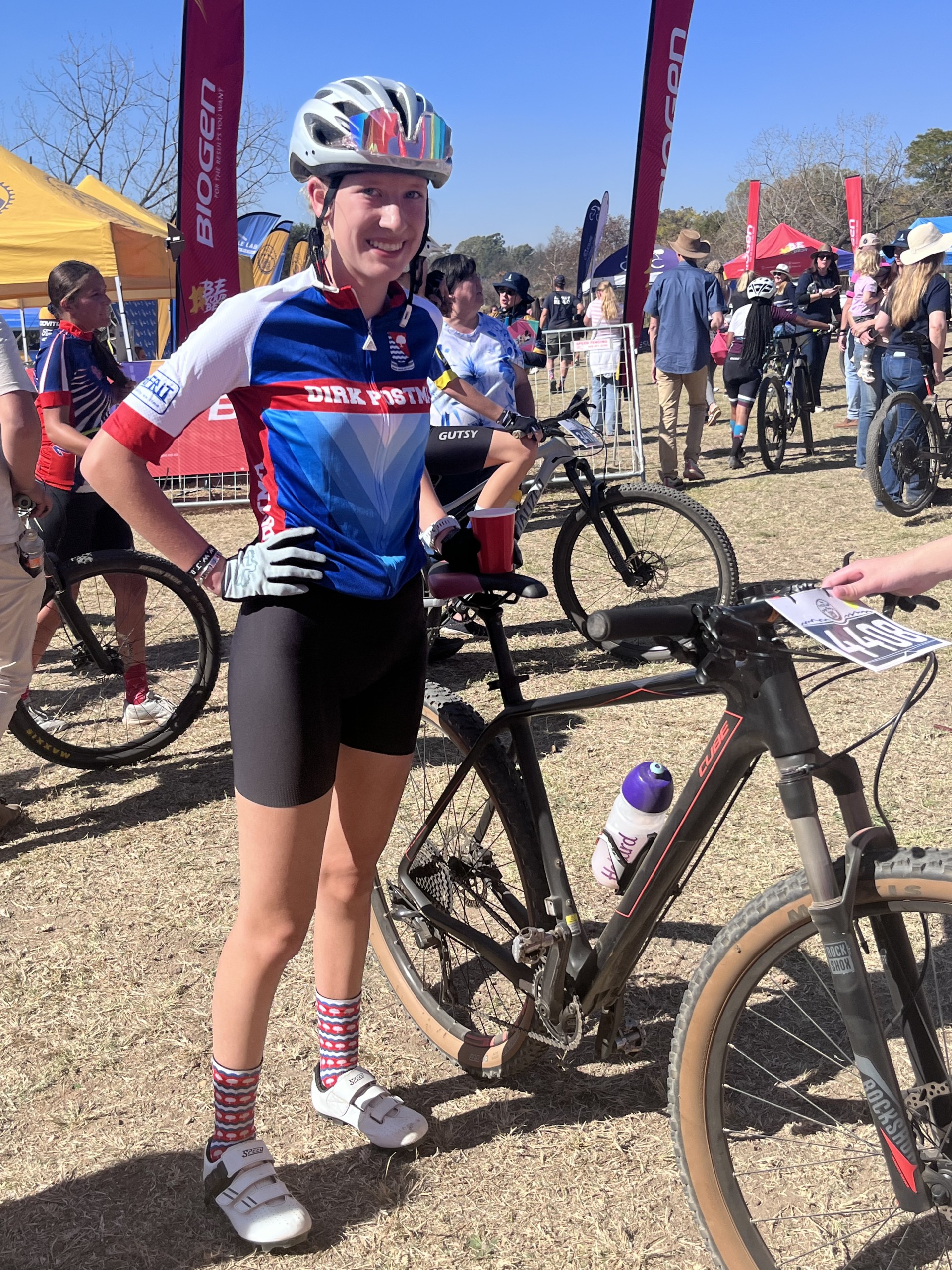 Minay van der Veen het geskiedenis by die skool gemaak toe sy die eerste punte ooit as meisies fietsryer vir die skool aanteken.