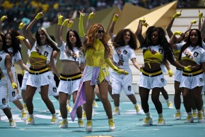 Shakira dazzles amid carnage outside Estadio Azteca