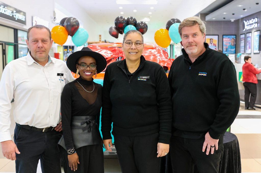By die oorhandiging in Fleurdal Mall by Checkers Hyper is van links Thys Greef, (streeksbestuurder Checkers Sentrale Streek), Helen Nomponya (skakelbeampte: Checkers Noordk-Kaap en Vrystaat), Jenine Jafta (takbestuurder: Checkers Hyper Bloem) en Stan Wearne (assistent-afdelingsbestuurder: Checkers Noord-Kaap en Vrystaat). 