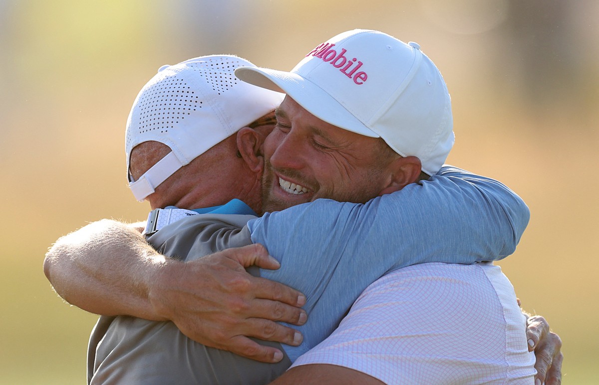 Wyndham Clark of the United States celebrates victory on the 18th green during the final round of the 126th U.S. OPEN