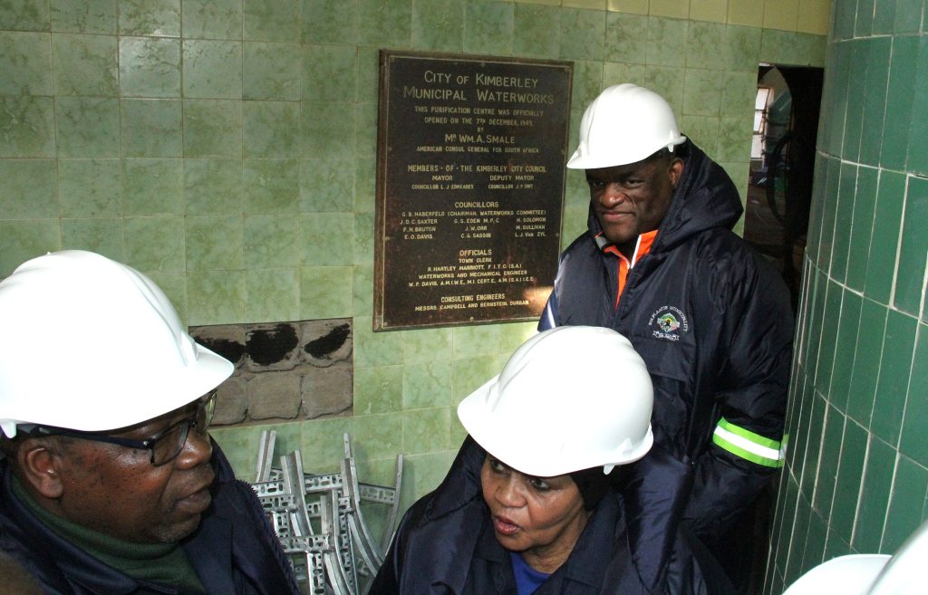 Thapelo Matlala, stadsbestuurder, Martha Bartlett, burgemeester en dr. Zamani Saul, premier by die inligtingsbord wat onthul is met die opening van die Riverton-waterwerke in 1949.
