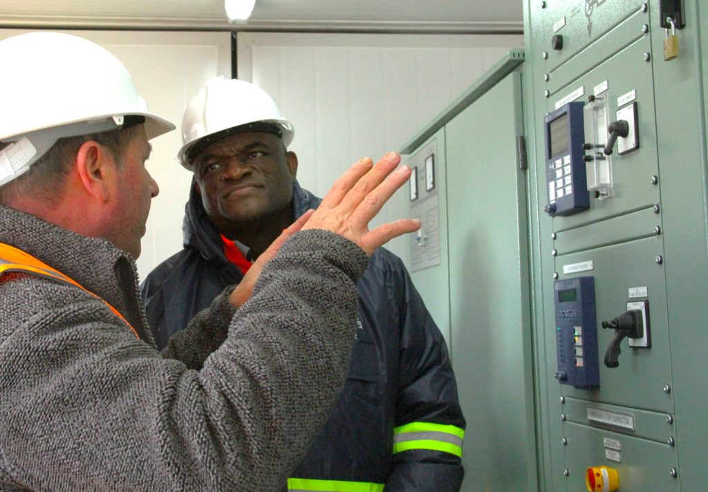 Ricus Rossouw, Bigen-konstruksiebestuurder verduidelik aan dr. Zamani Saul hoe die elektrisiteitsvoorsiening by die watersuiweringsaanleg opgeknap is
