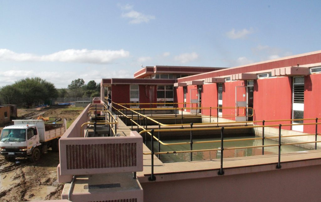 Die damme by die nuwe Riverton-watersuiweringsaanleg waar water deur filtersand verder gesuiwer word.