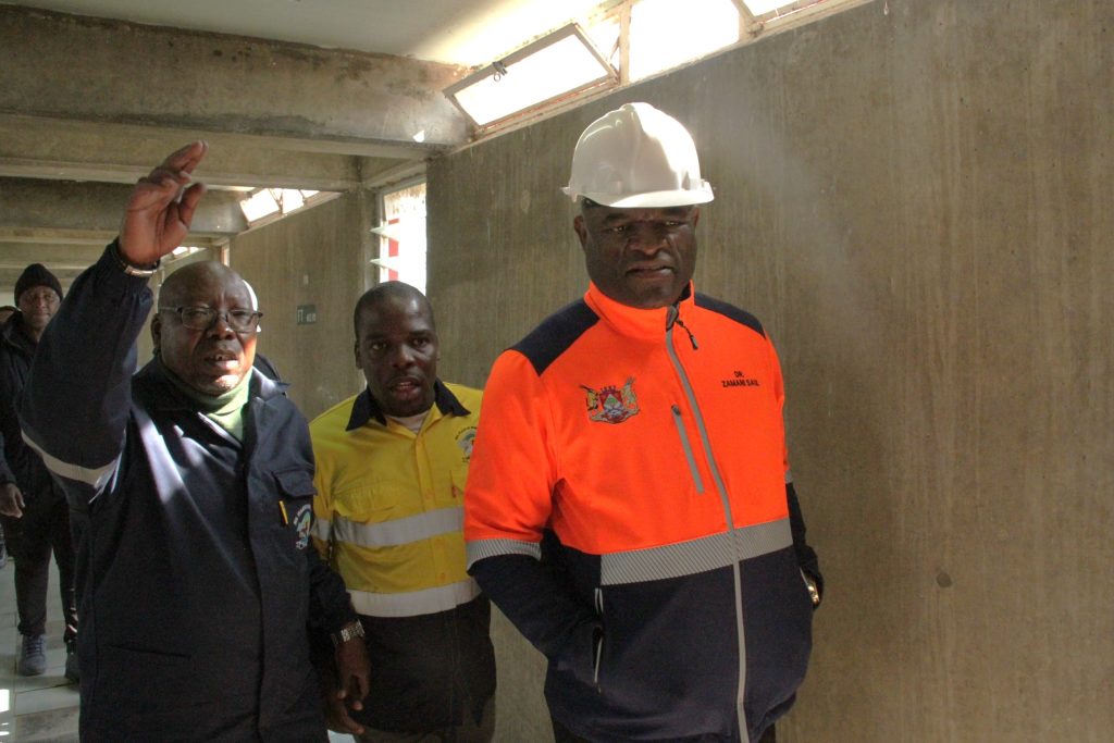 Thapelo Matlala, stadsbestuurder, Blessing Mokusi, stadsingenieur en dr. Zamani Saul, premier bespreek die opknappingswerk.