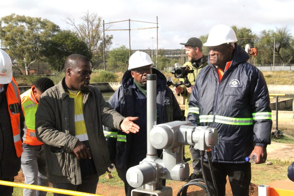Thapelo Matala, stadsbestuurder en Blessing Mokusi, stadsingenieur verduidelik aan dr. Zamani Saul, premier hoe die prosesse geoutomatiseer word.