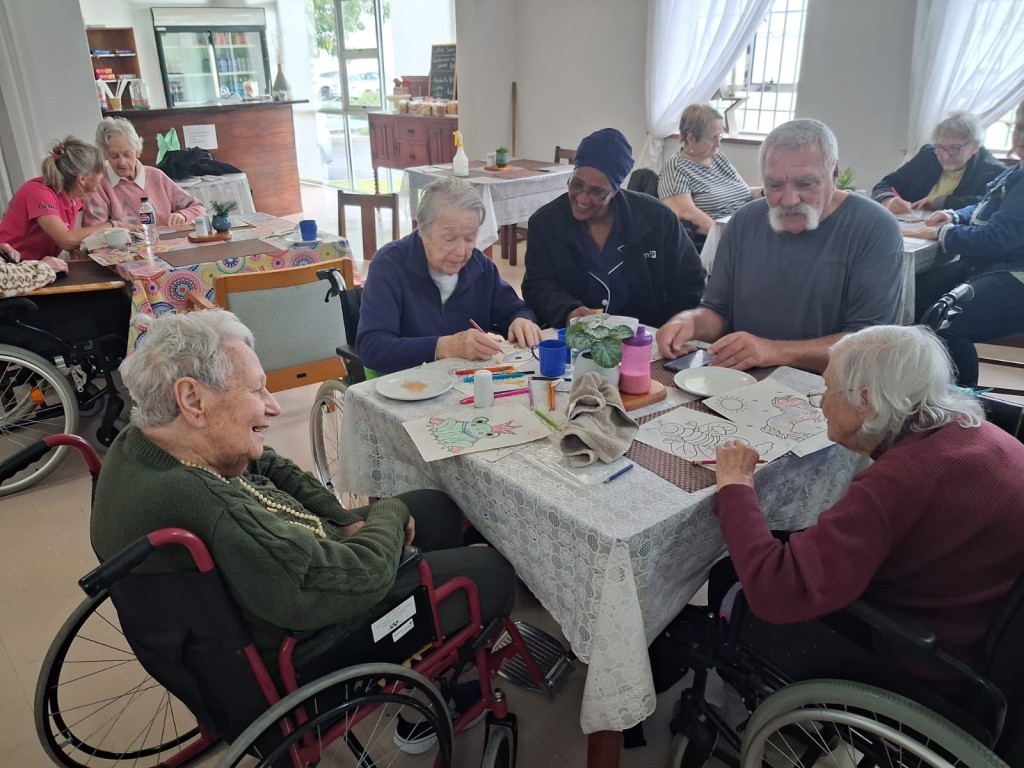Inwoners van Huis Marie Louw in Somerset-Wes vir Wêreldhongerdag.