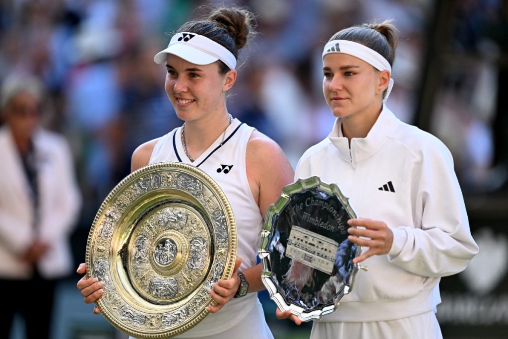 Linda Noskova (left) poses with the winner's trophy, the Venus Rosewater Dish, after winning.