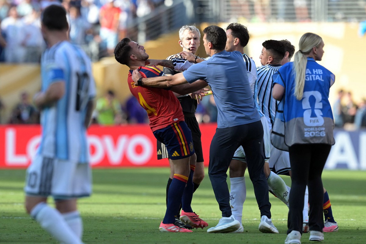 Argentina's head coach Lionel Scaloni tries to intervene as Leandro Paredes clashes with Spain's Eric Garcia at the end of the 2026 World Cup finals