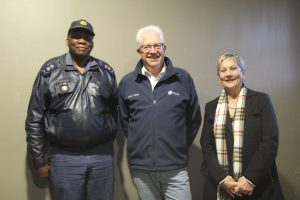 Premier besoek Langebaan polisie, prys hulle ook oor netheid