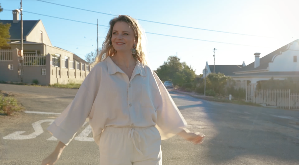 Leah van Niekerk is weer die aanbieder van Lottoland help 'n dorp wat volgende week op kykNET begin