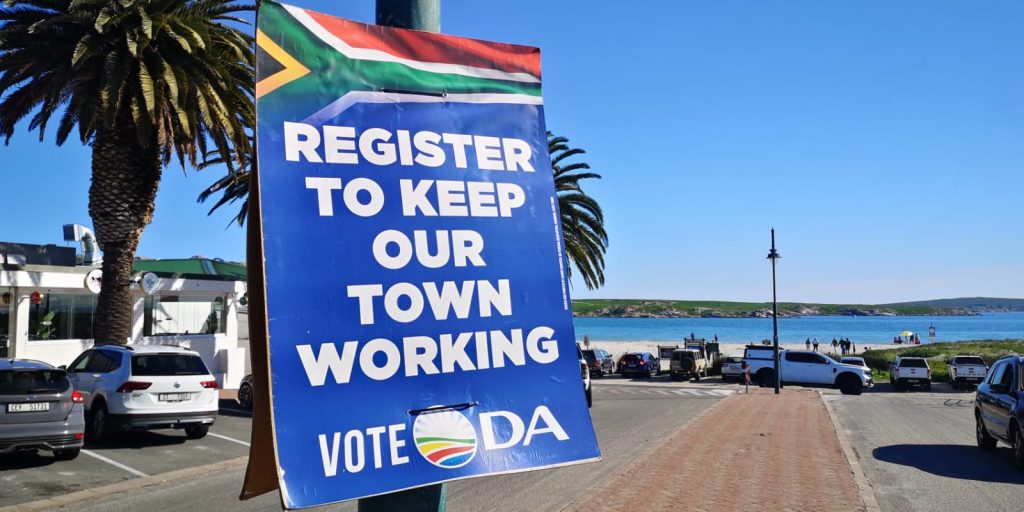 Plakkate is steeds op verskeie lamppale in dorpe soos Langebaan sigbaar. Foto: Danie Hefers