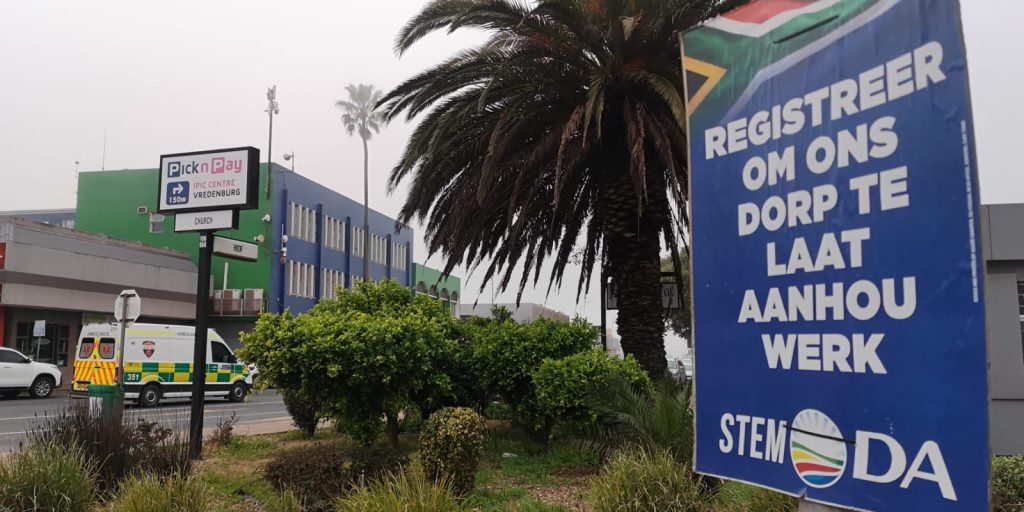 Weslander het op 12 Julie Vredenburg besoek waar plakkate steeds aan lamppale aangebring was. Foto: Danie Hefers
