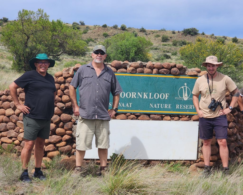 Van links is dr. Morne du Plessis en prof. Paul Grobler en regs is Ruan Jacobs