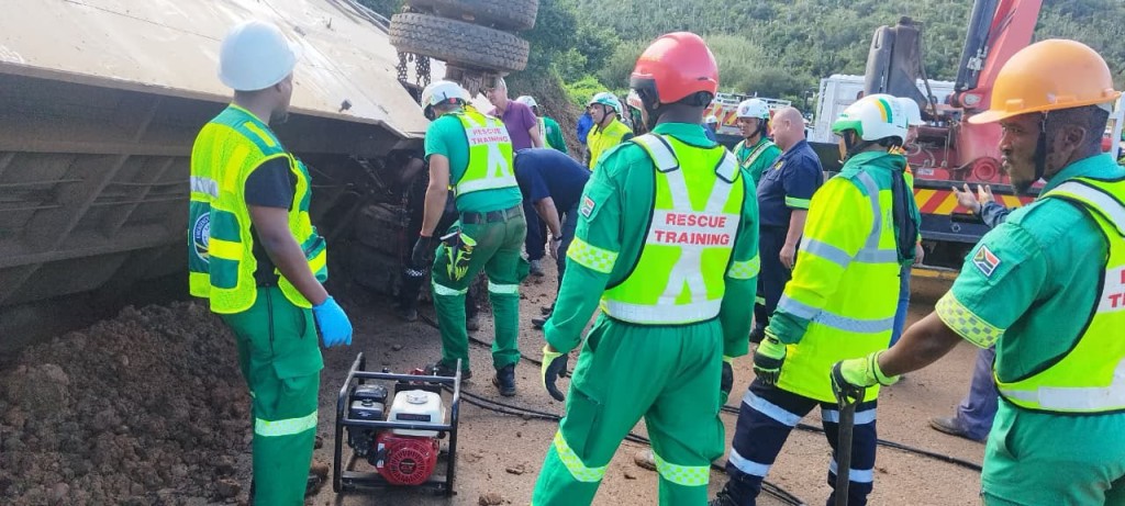 Truck crash scene on the R331 near Patensie after vehicle overturned.