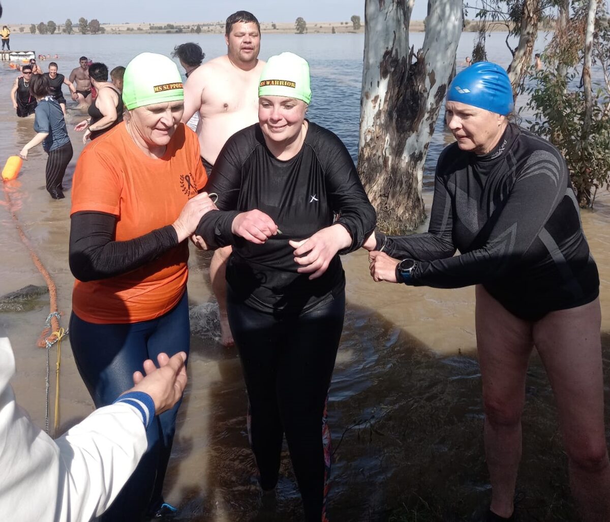 MS Hoop, 'n ondersteuningsgroep vir mense met meervoudige sklerose, van Sasolburg, het 'n derde jaar aan die Ysbeertjie-uitdaging deelgeneem. Van links is Elmarie van Pletzen, Rozaan Steyn (voorsitter van MS Hoop) en Edelweiss Welman. FOTO: Marti Will