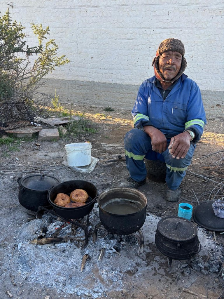 Hans Jors maak vetkoeke in skaapvet by ŉ buitepos