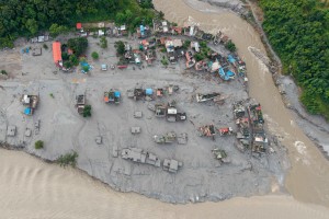 Rescue teams search for 1 300 missing after deadly Nepal-Tibet floods