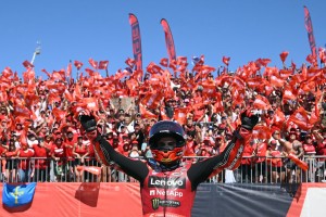 Marquez claims dominant Aragon victory to close on Martin