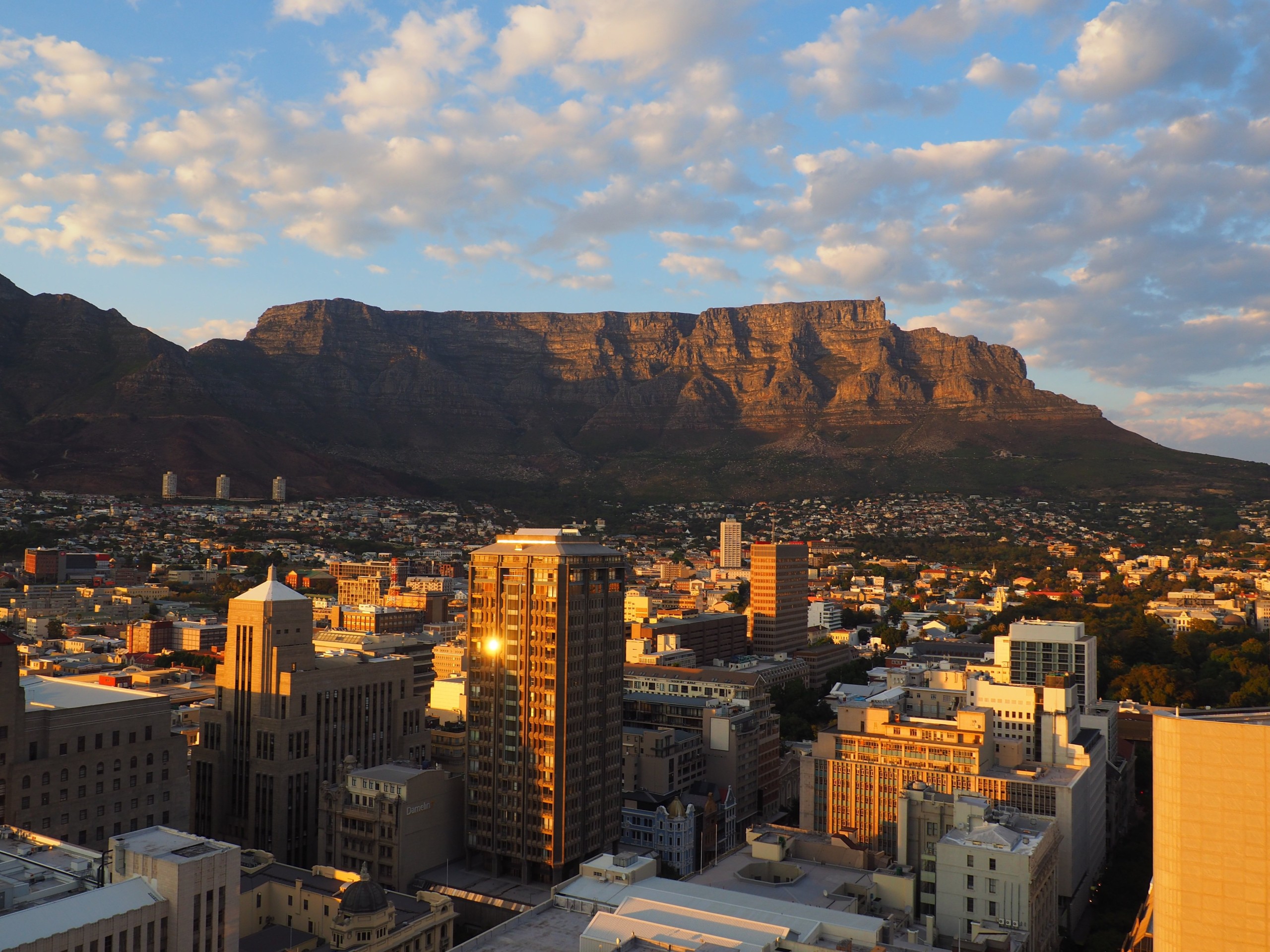 The Cape Town CBD against the backdrop of Table Mountain – a combination of urban infrastructure and natural beauty that earned the city double honours at the World Travel Awards Africa.