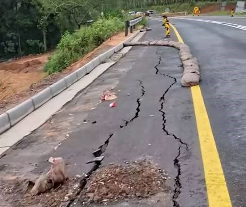 The dangerous Donkerpoort Road near Gariep Dam.