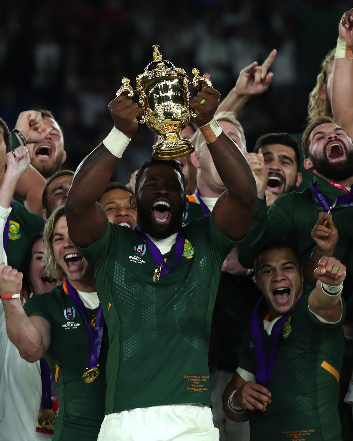 2019. Siya Kolisi met die Webb Ellis-beker in Japan.