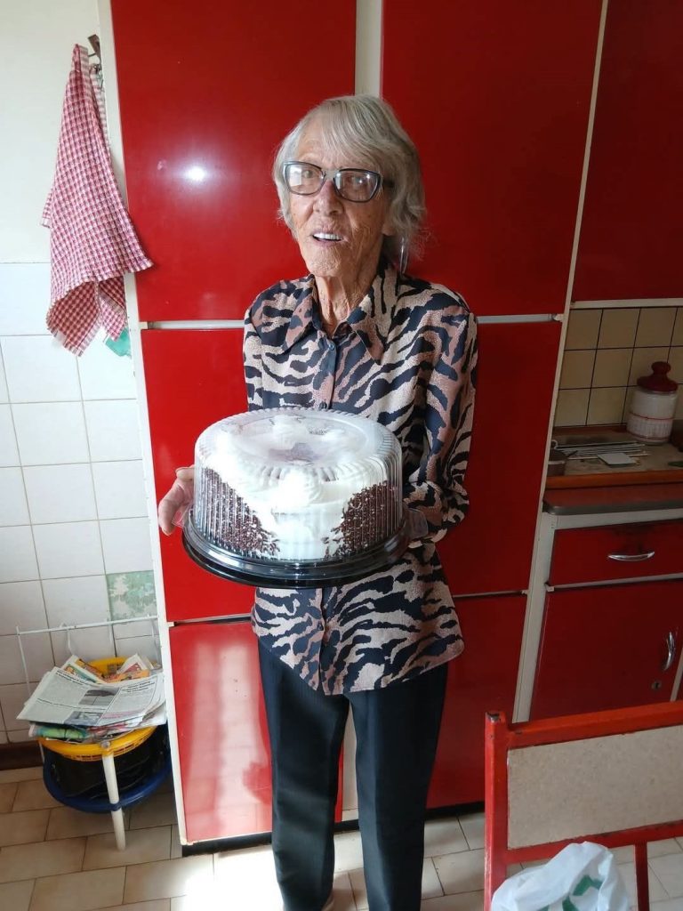 Die bejaarde Hannetjie Koen is in haar huis aangeval, en is kort daarna oorlede.