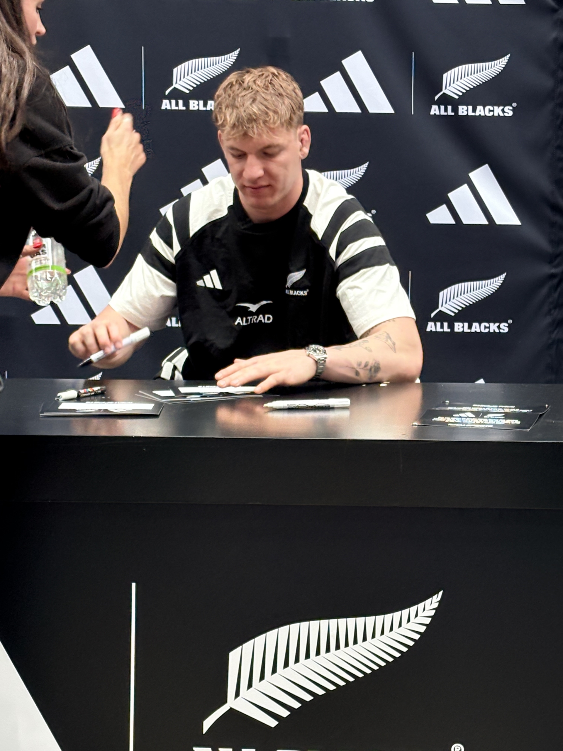 WATCH | All Blacks draw hundreds of fans to Canal Walk meet-and-greet