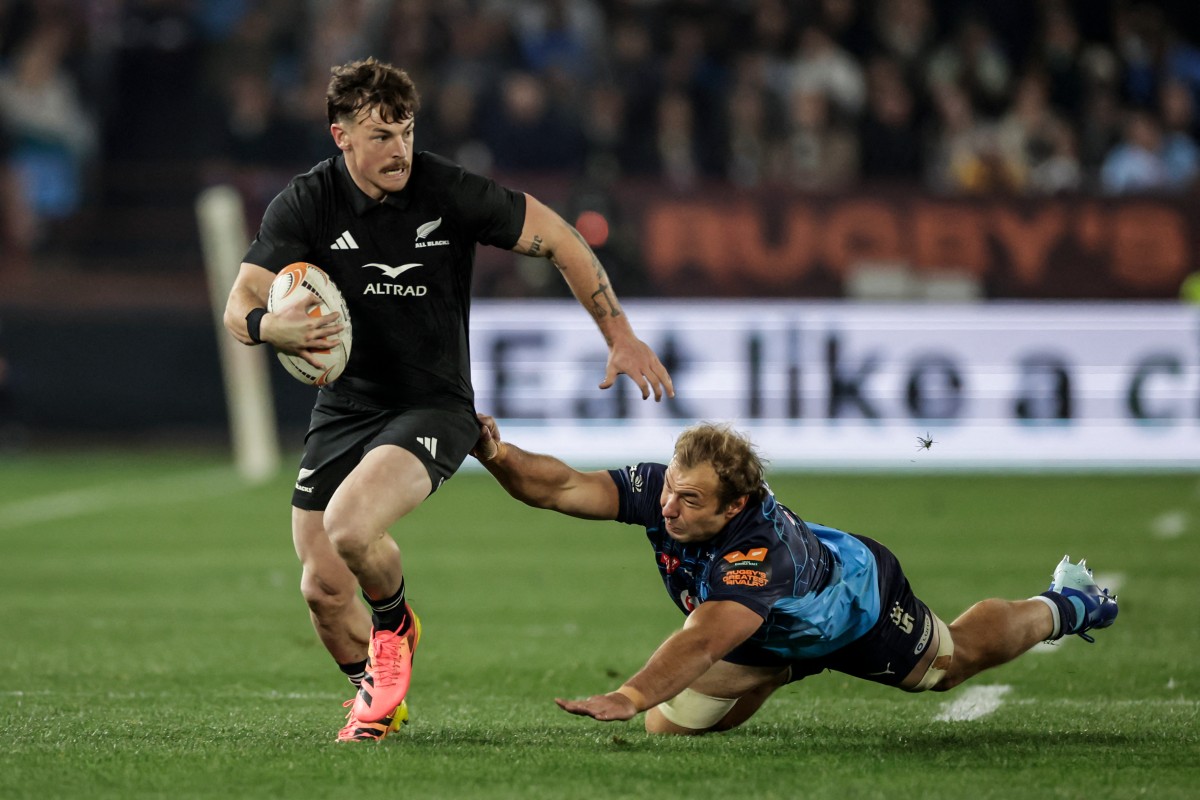 Bulls' South African number eight Jeandre Rudolph (R) tackles New Zealand's wing Leroy Carter (L) during the rugby union tour match between New Zealand and The Bulls
