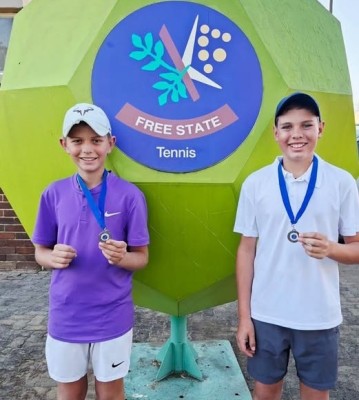 Grey College Primêr blink uit op tennisbaan