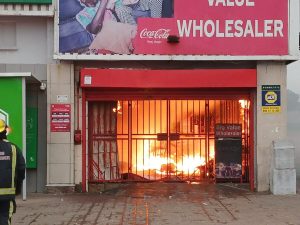 Brand verwoes sakegebou in hoofstraat van Weskusdorp