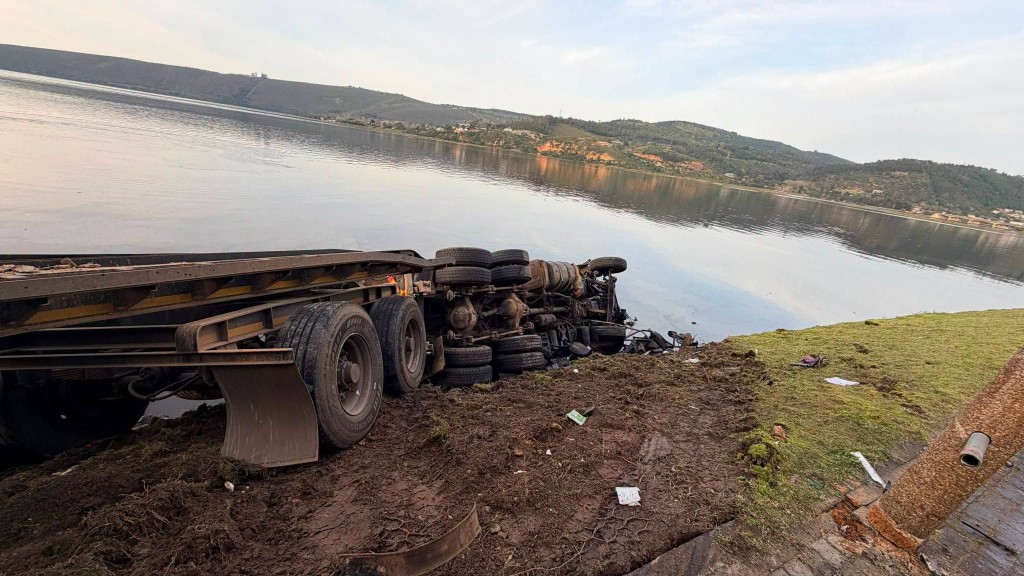 A Waste Management truck from Bitou Municipality and a Ford Everest collided head-on.