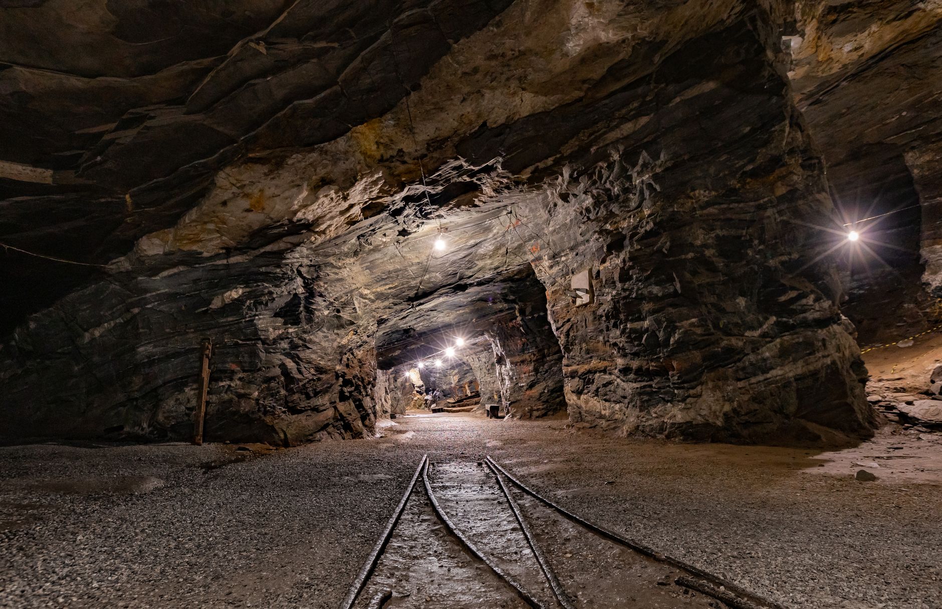 14 killed in mine rockfall.