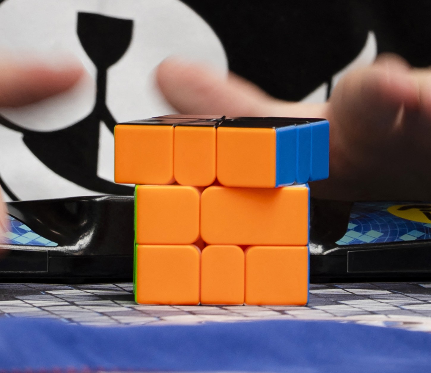 A six-year-old Chinese girl has set a new women's world record for solving a 3x3 Rubik's Cube.