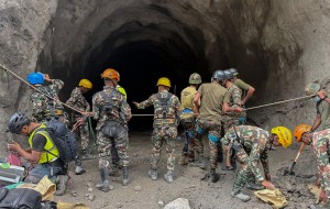 China-Nepal flood toll tops 1 000 as tunnel rescue offers last hope