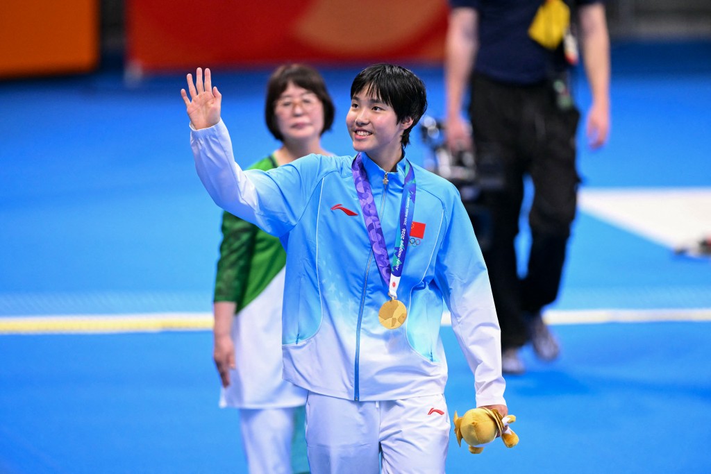 China's Yu Zidi waves as she arrives to attend the victory ceremony. Photo: Yuichi Yamazaki/AFP