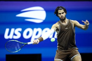 Defending champions power through as flushing drama continues