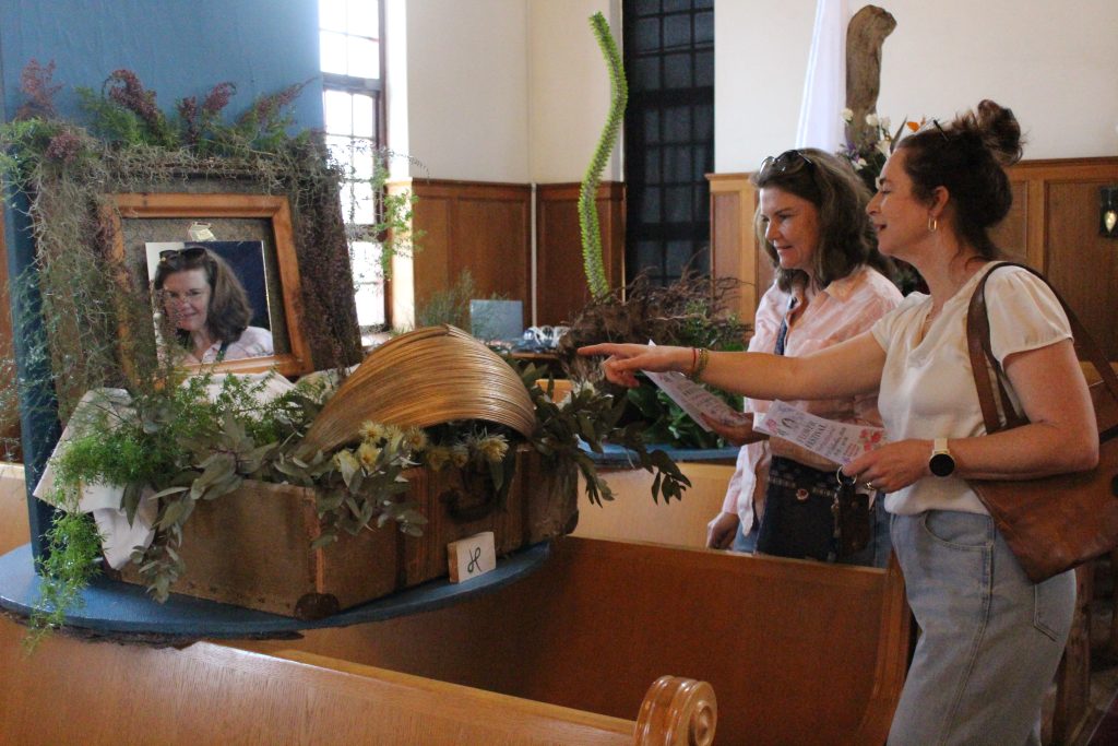 Connie Jacobs (links) van Nelspruit en Leigh-Ann Zeeman bespreek een van die ruikers. Foto: Enrico Claassen