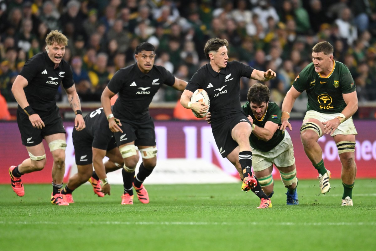 New Zealand's scrum-half Cam Roigard (3rd R) breaks through during the second Rugby's Greatest Rivalry international rugby union match between South Africa and New Zealand