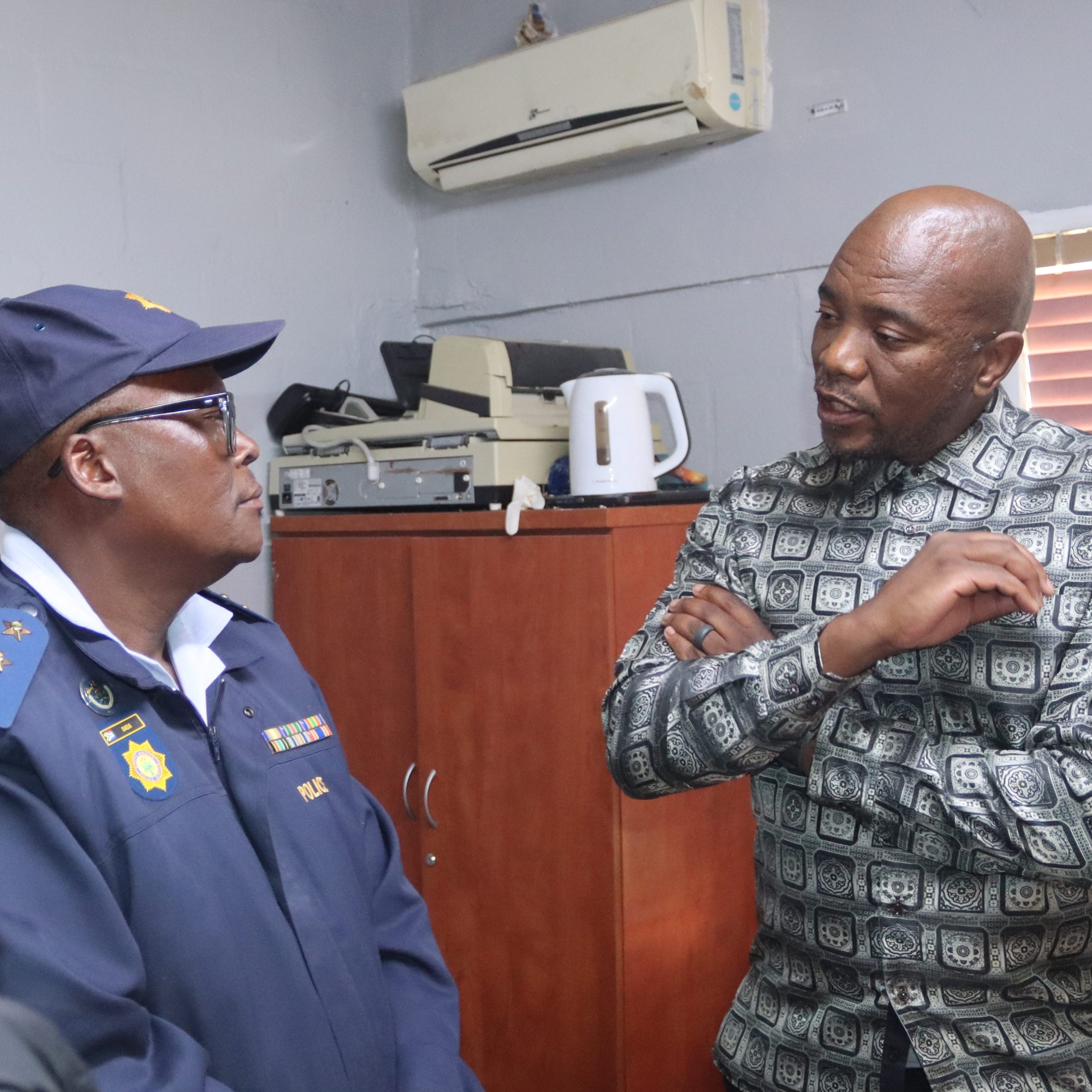 Dr Mmusi Maimane (right) and Captain Ntikelelo Dada in discussion at Lwandle police station