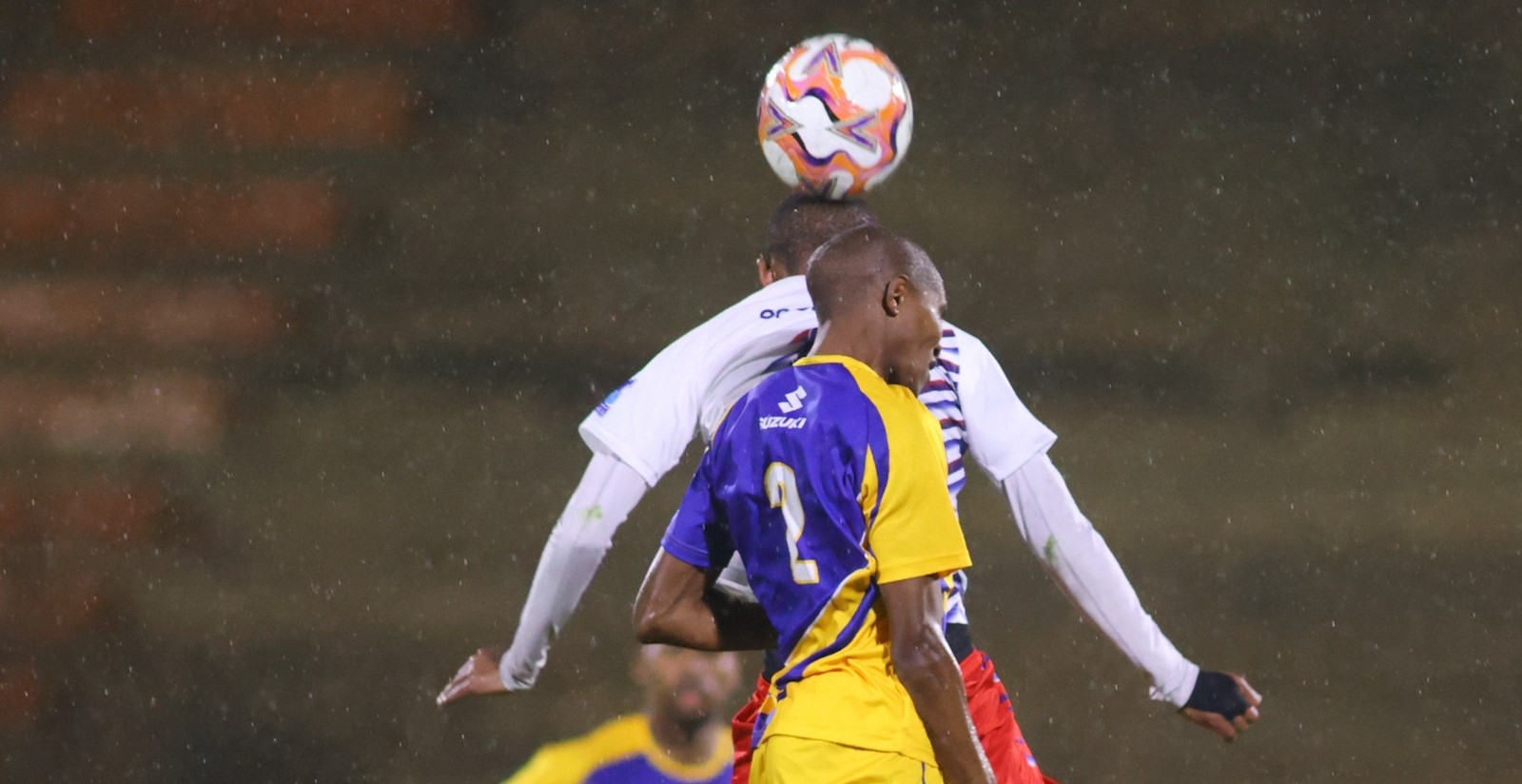 Malinga Mdodana of UWC battle for an aerial ball with an UFS player.