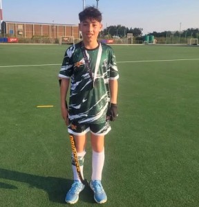 Leandro Dos Santos celebrates elite hockey triumph