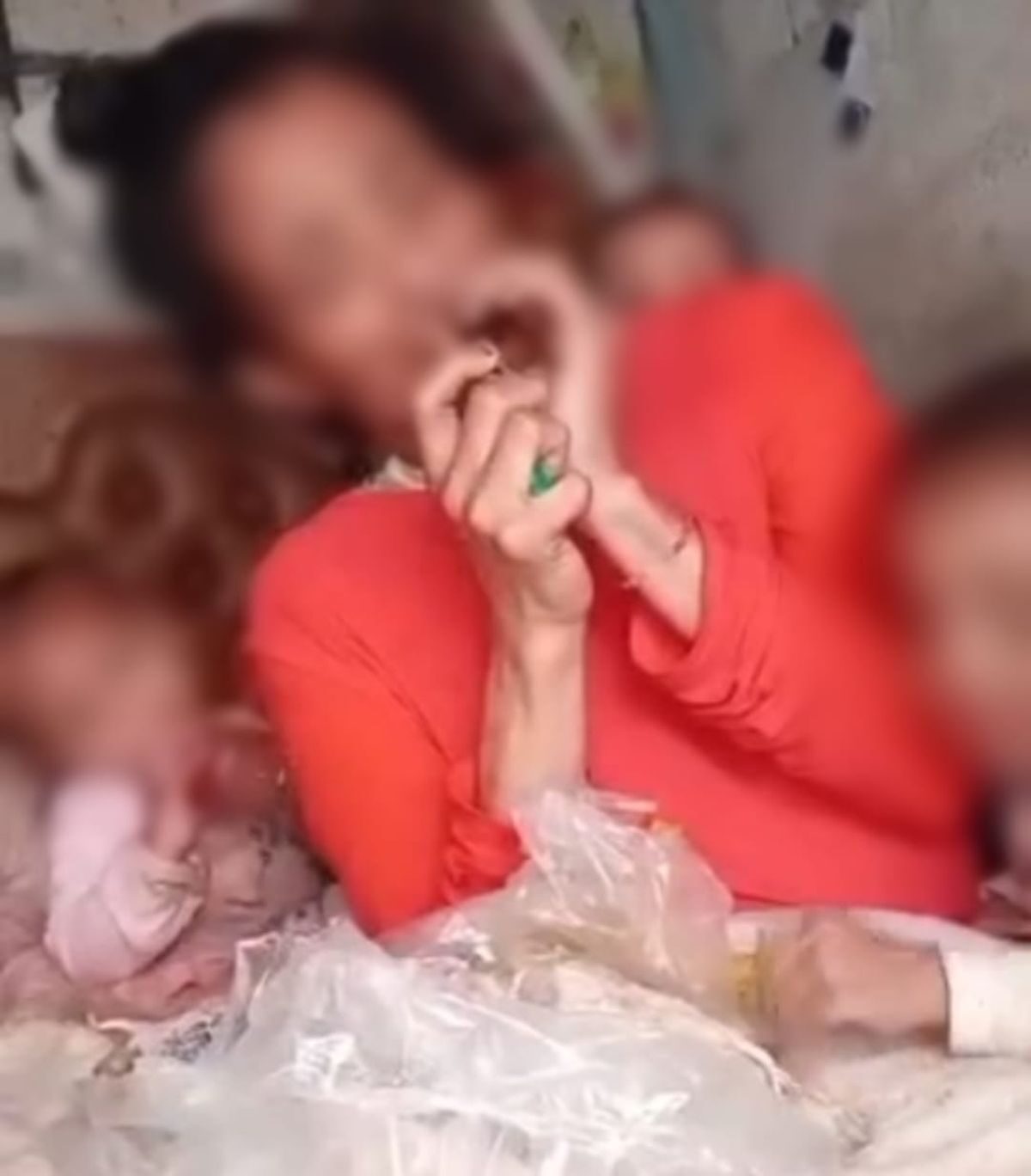 Vrou lê klag oor video van haar wat rook naby klein kinders