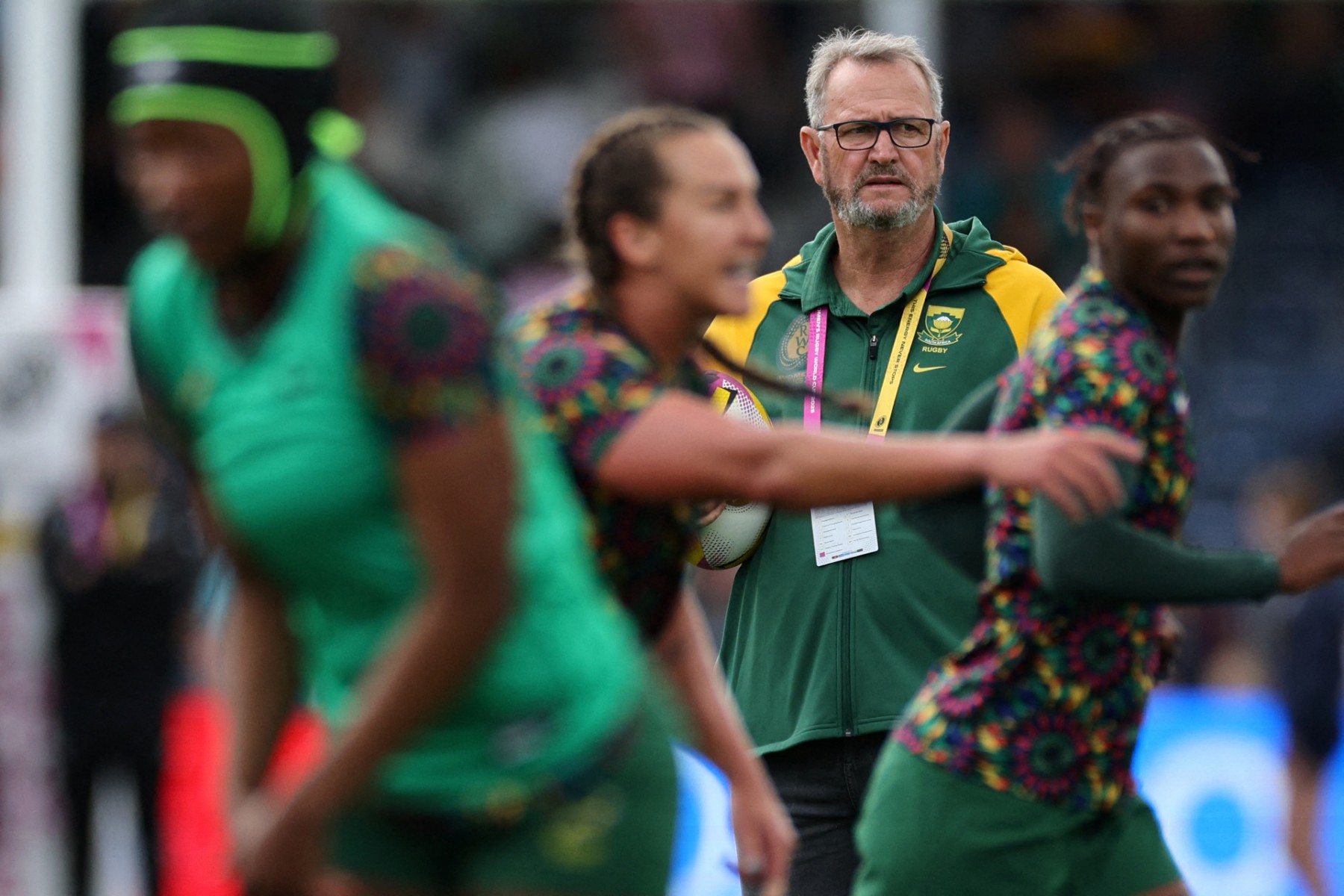 Swys de Bruin has rubbished reports saying he resigned from the Springbok womens team due to a unpaid win bonusses.