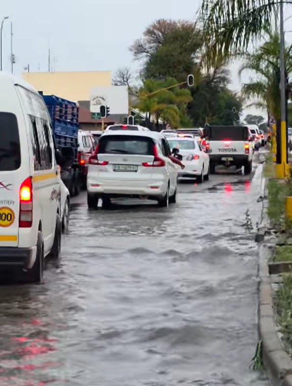 Reën het Maandag in Upington neergesak. FOTO: Videoskermgreep