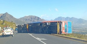 Du Toitskloof Pass, Huguenot Tunnel closed due to strong winds – trucks overturn