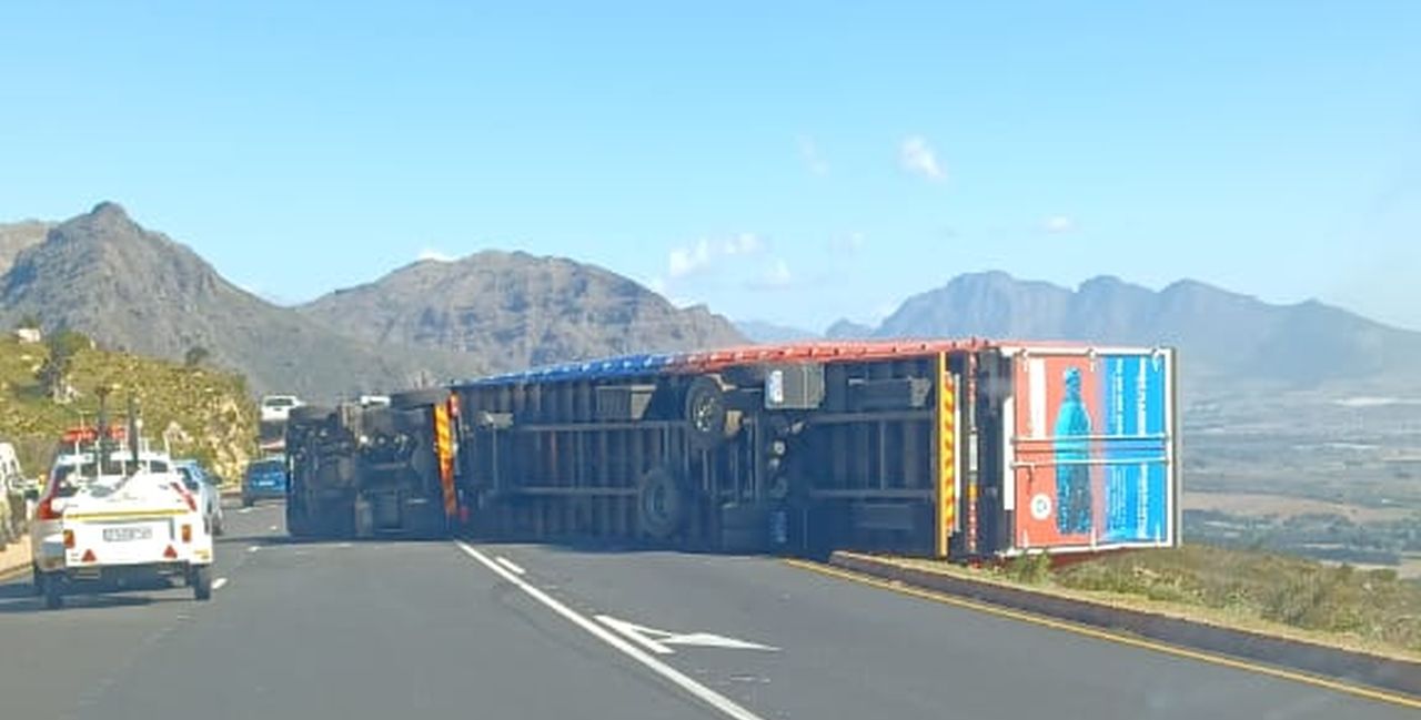 Du Toitskloof Pass, Huguenot Tunnel closed due to strong winds – trucks overturn