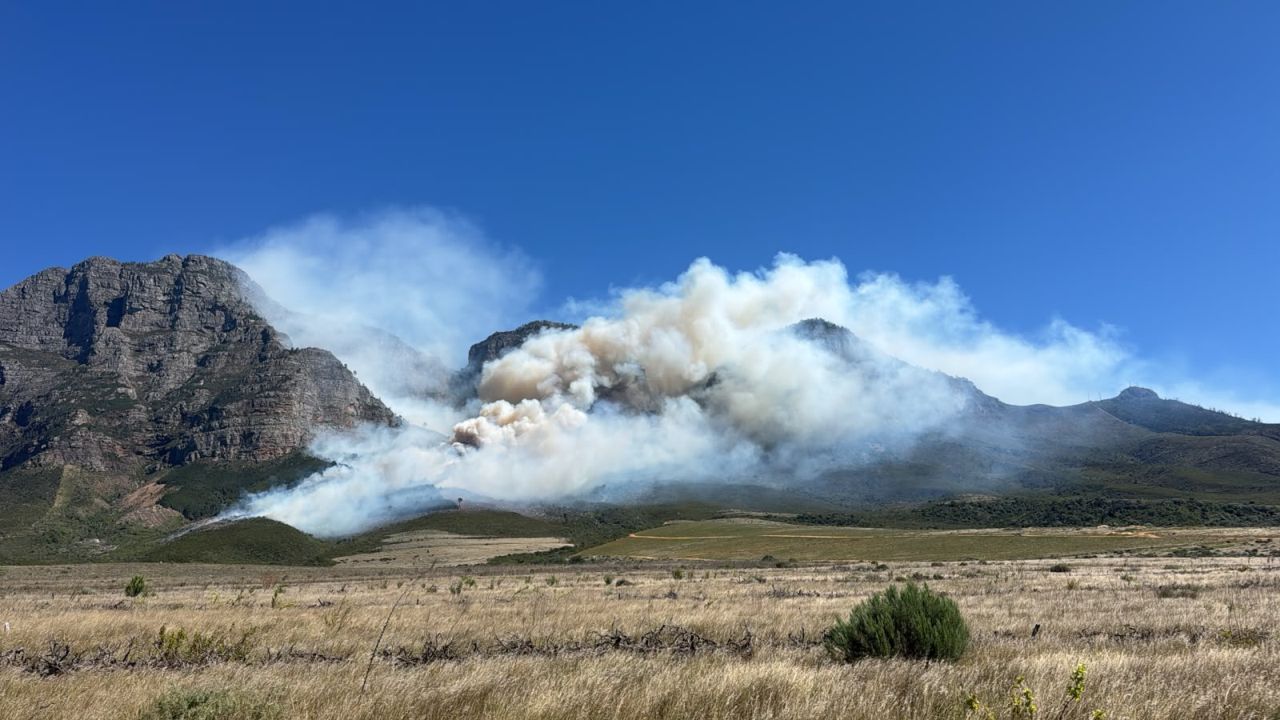 The Cape Winelands District Municipality (CWDM) together with CapeNature are monitoring the fire in Simondium. Photo: CWDM