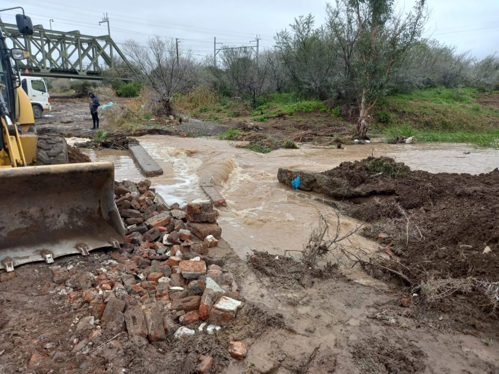 Beaufort West flooding leave town without water.